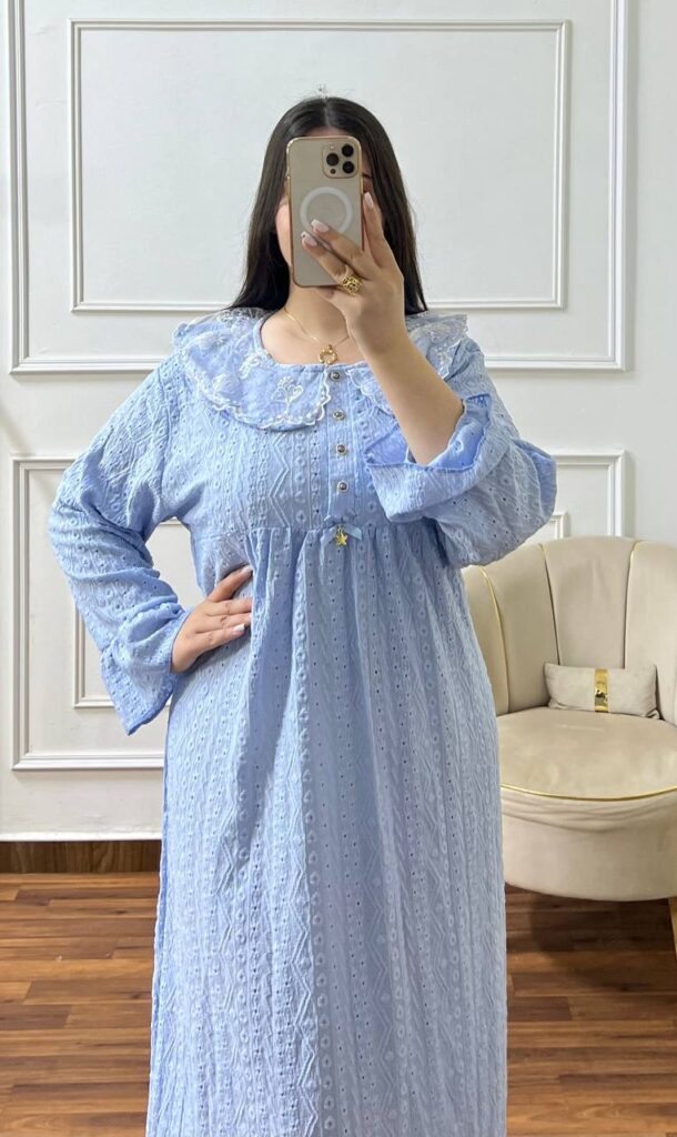 Robe de Pyjama en Coton Brodé Sofina – Chemise de Nuit Longue à Col Dentelle